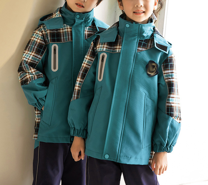 Cree el abrigo de invierno azul a prueba de viento caliente de los niños del uniforme de la escuela primaria para requisitos particulares con el sombrero