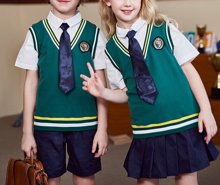 Camisa de manga corta verde para niños y niñas y pantalones cortos negros Diseños de uniformes escolares para la escuela primaria